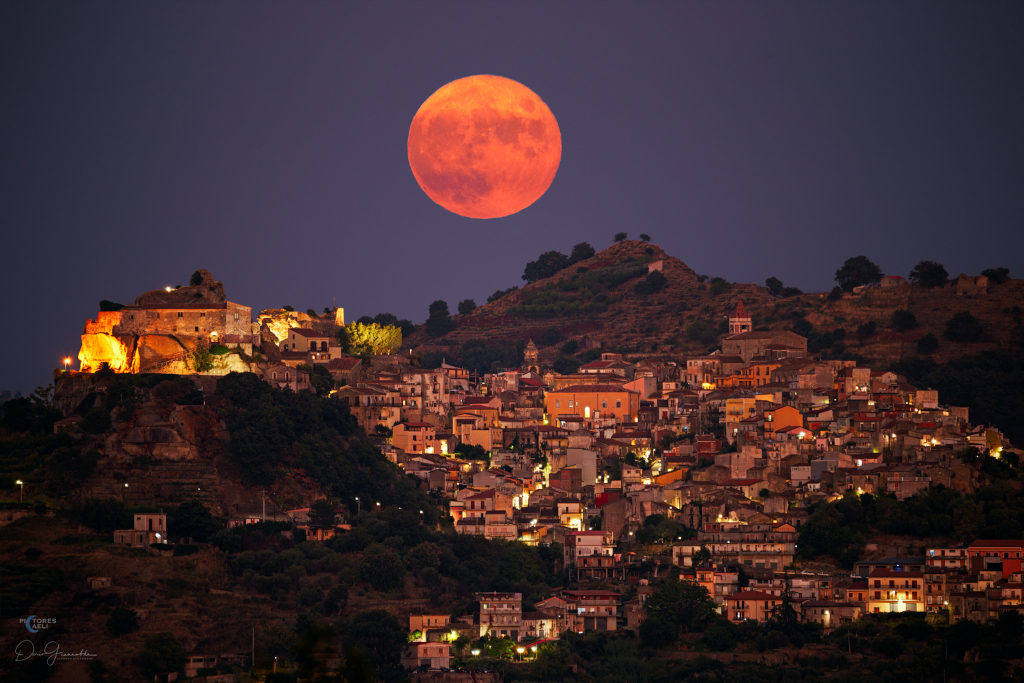 Luna de Cosecha sobre Sicilia