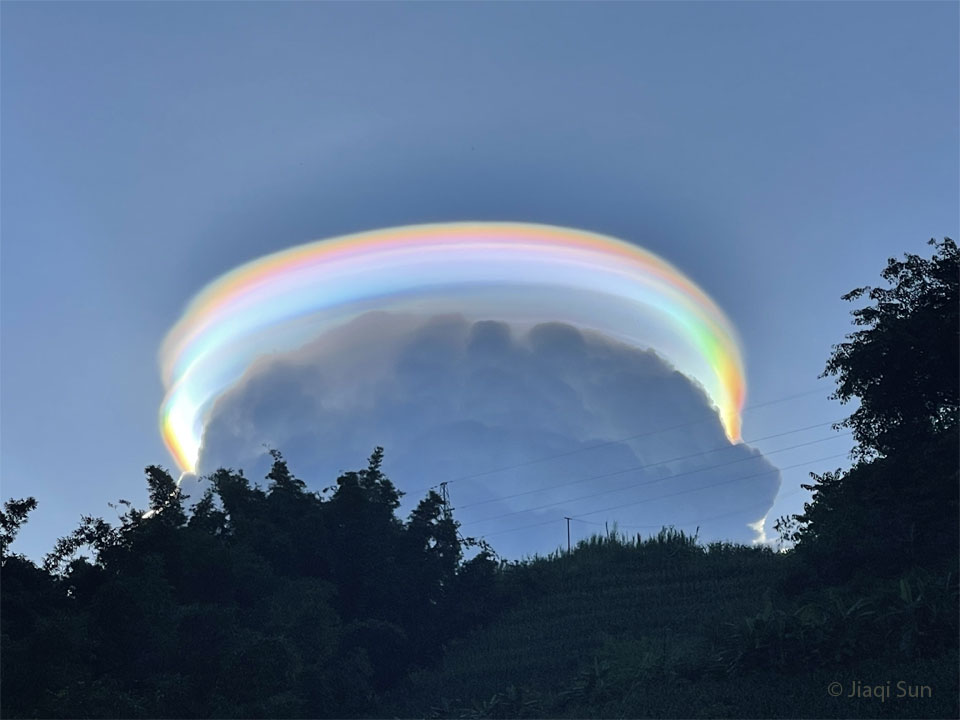 中国上空的彩虹色比雷仪云