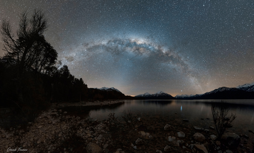 Galaxia junto al lago