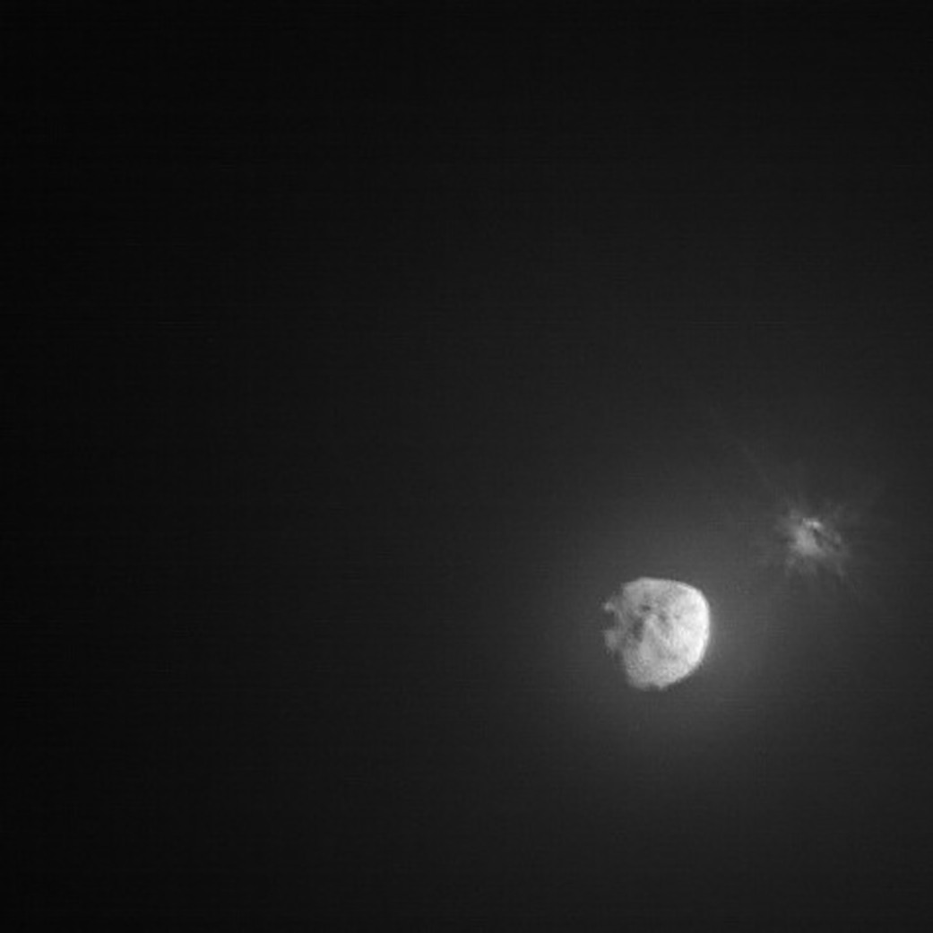 在太空拍摄的 DART 撞击小行星