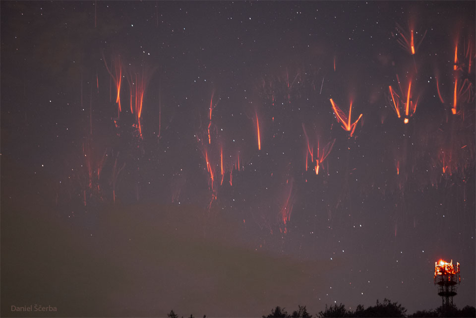 每日星空：捷克共和国上空的红色雪碧闪电