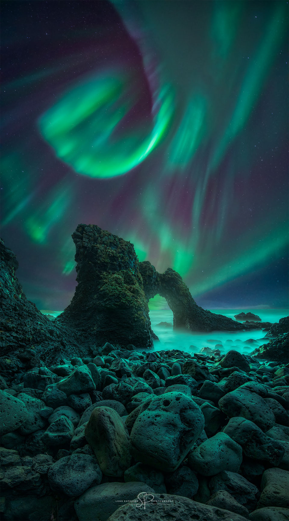 Aurora espiral sobre Islandia