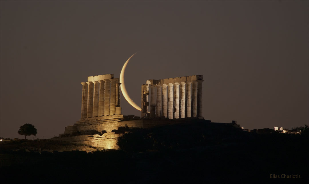 Luna creciente más allá del templo griego