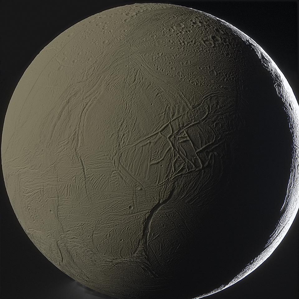 Encelado iluminado por Saturno
