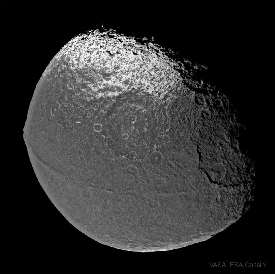 Iapetus de Saturno: Una luna con una superficie extraña