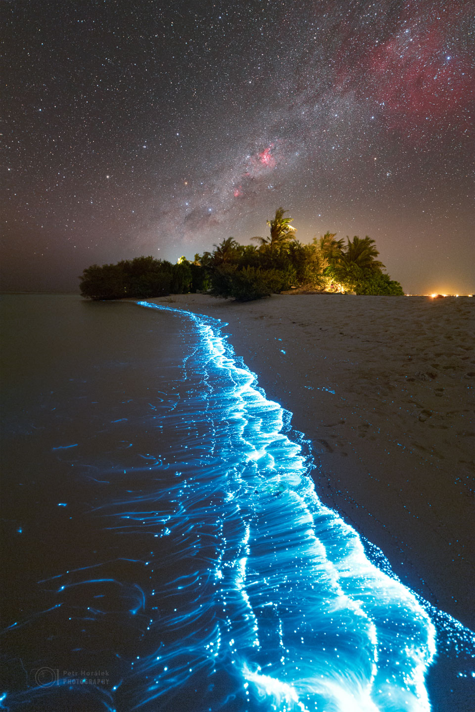 每日星空：银河在绿松石仙境之上