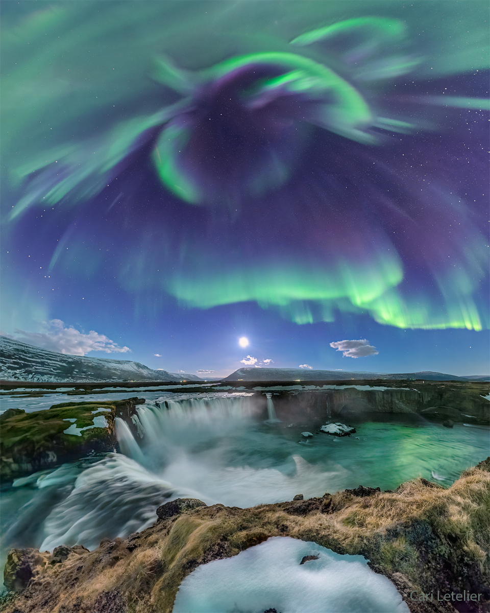 Aurora sobre una cascada islandesa