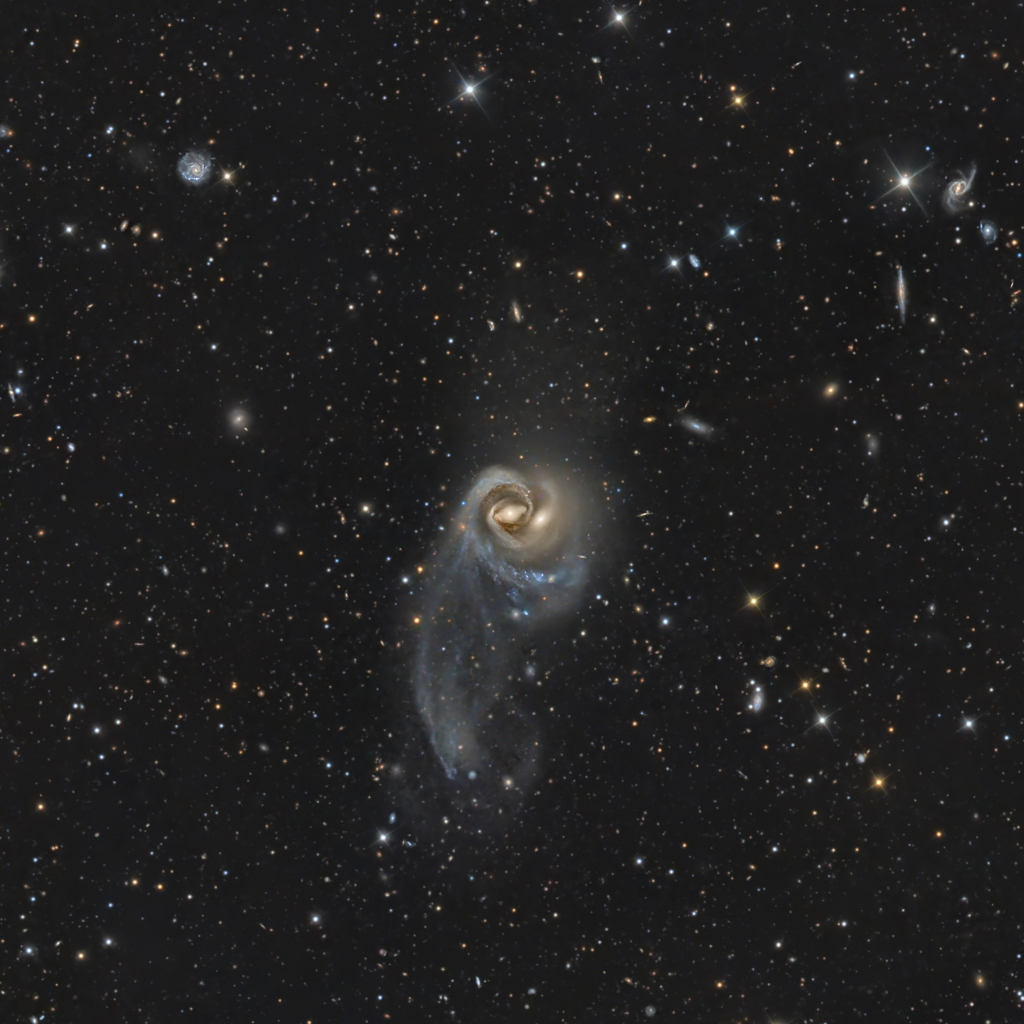 Arp 93: Un abrazo cósmico