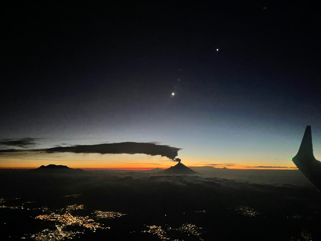 Venus, la Luna y la Montaña Humeante