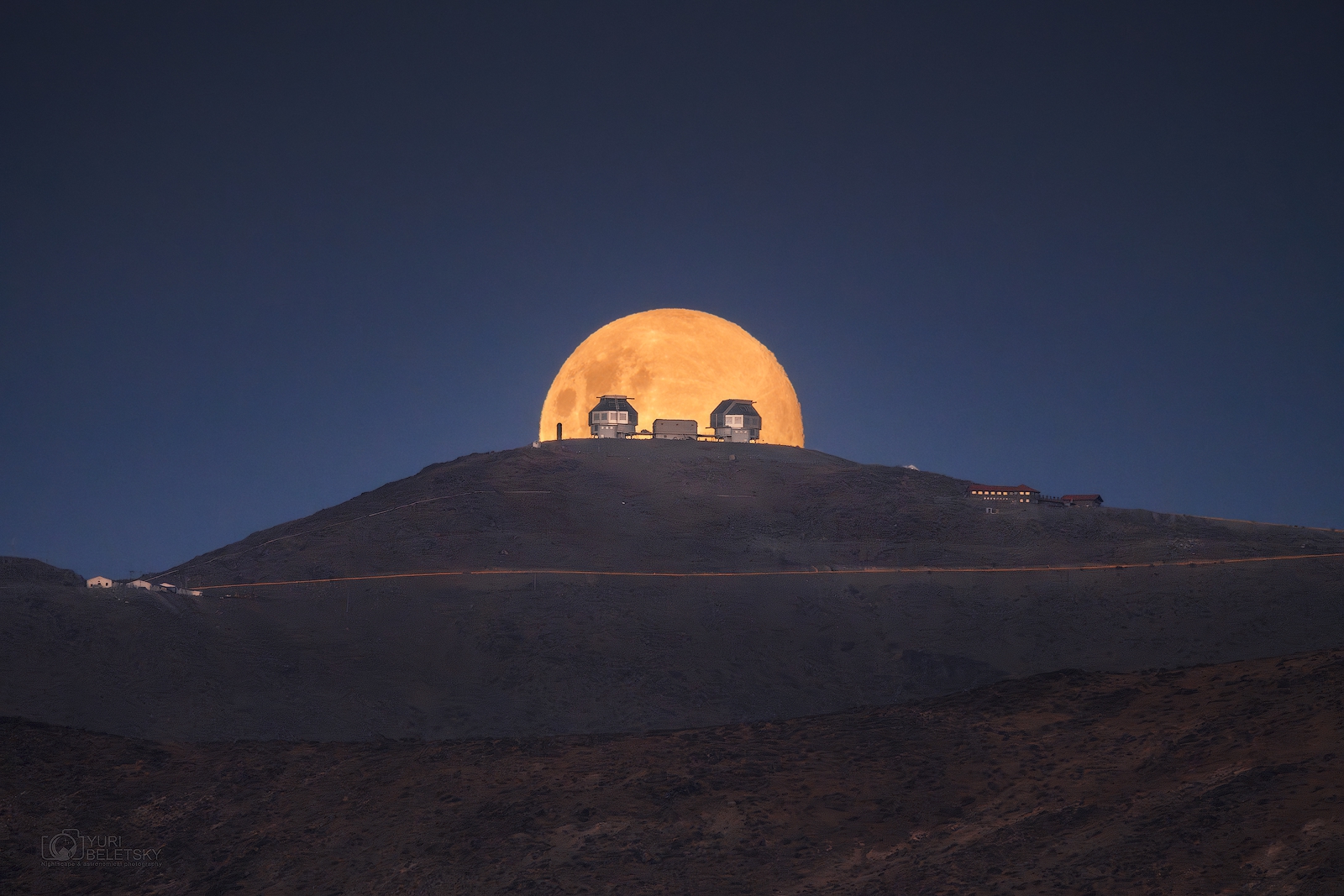 Luna llena del Observatorio, copyright - Yuri Beletsky -