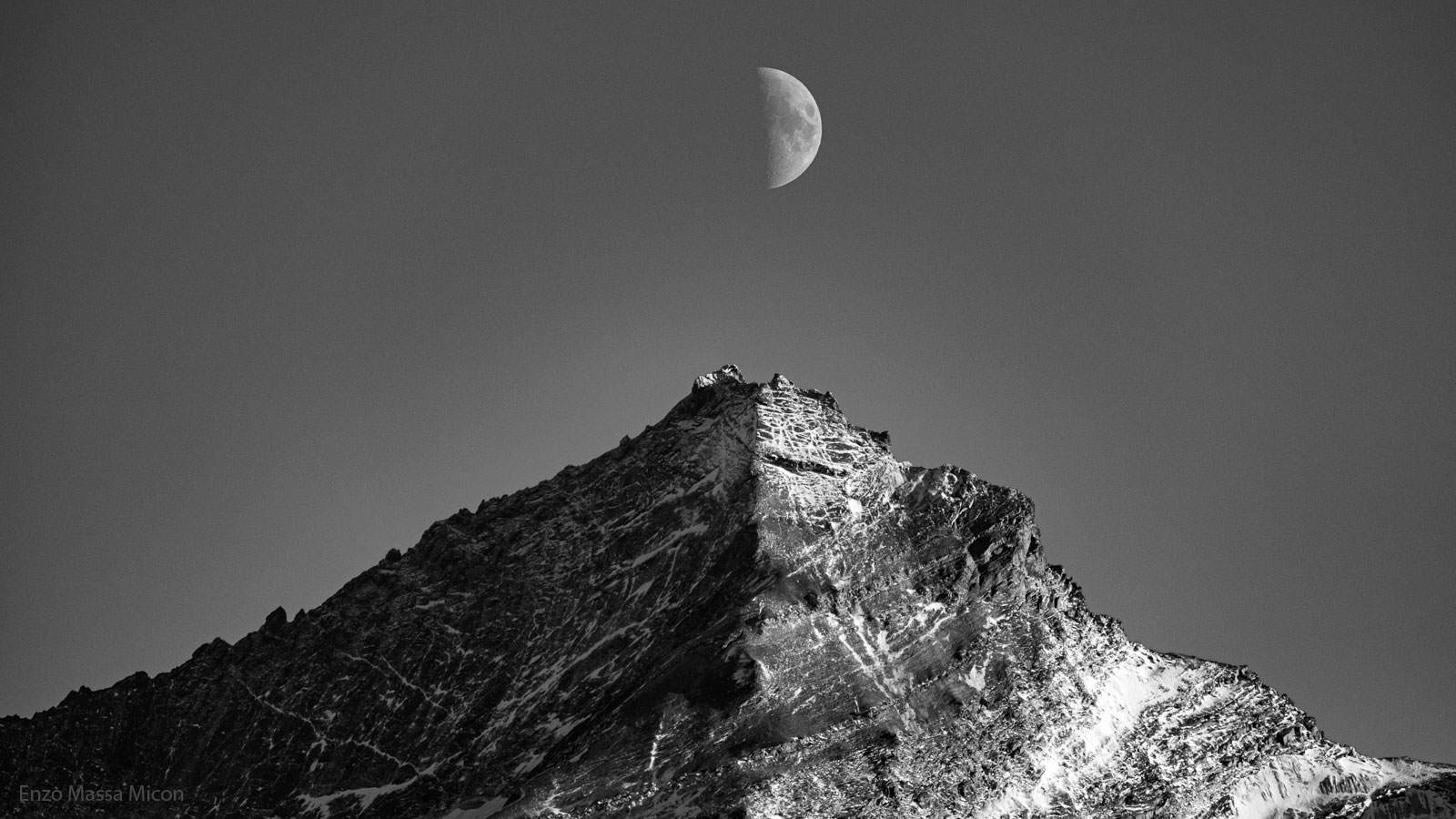 Sombras de montaña y luna