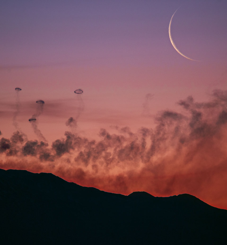 Luna y anillos de humo del Etna