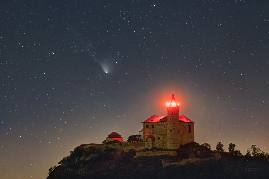 El cometa Olbers sobre el castillo de Kunetice