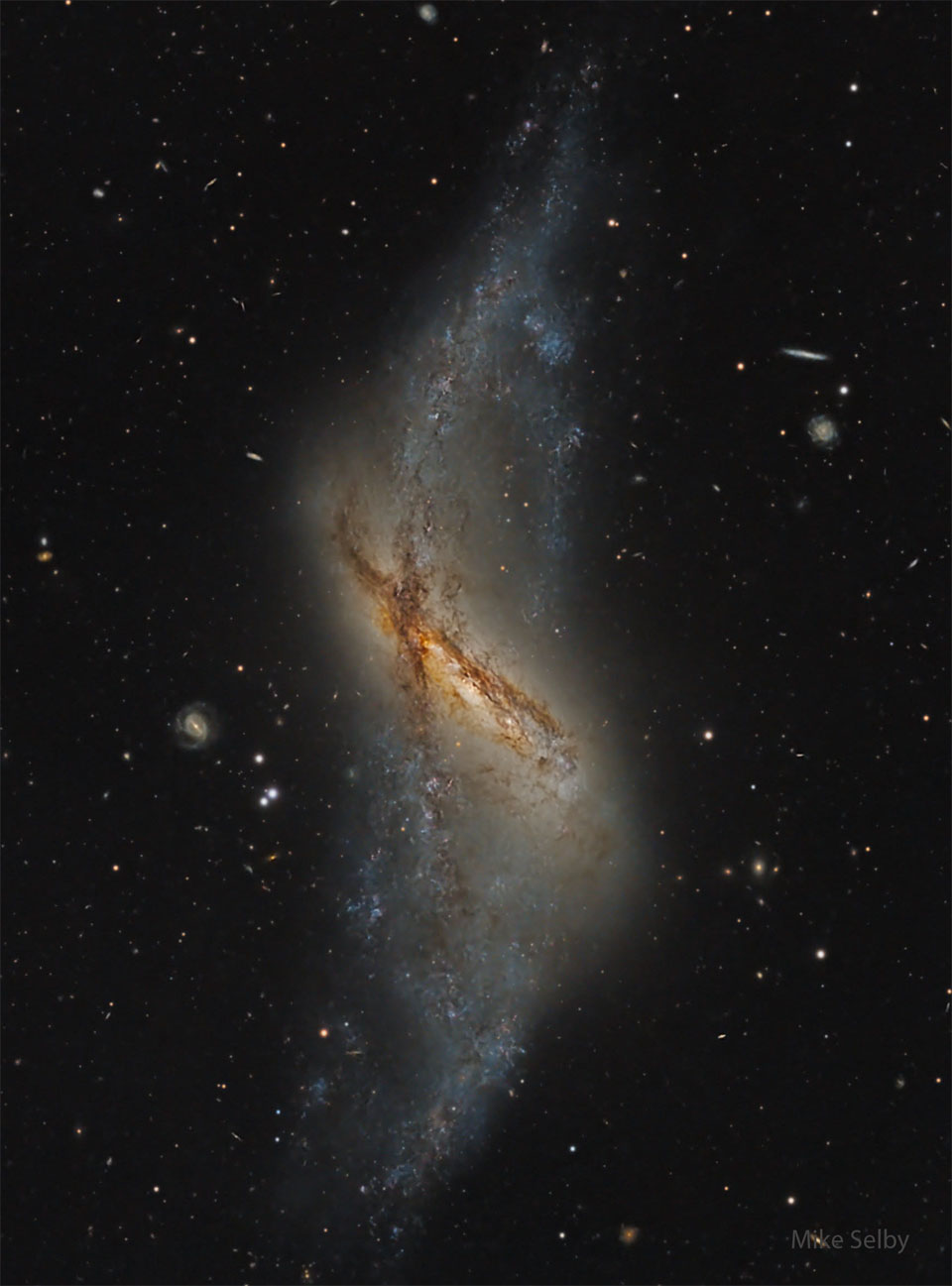 ngc660：极环星系