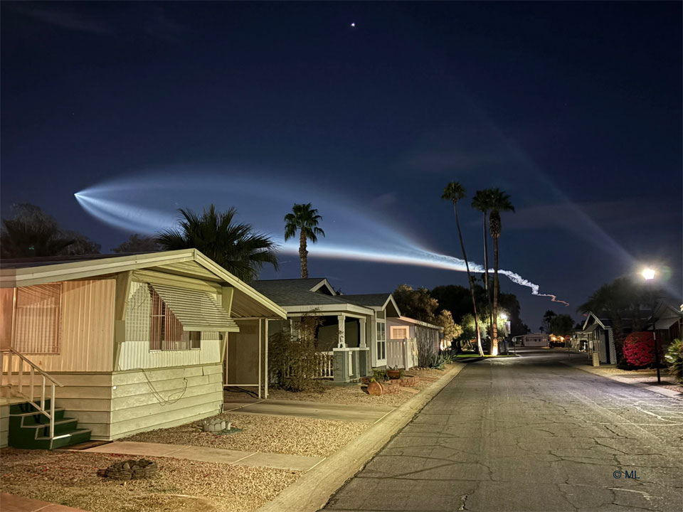 SpaceX火箭在加州上空发射羽流