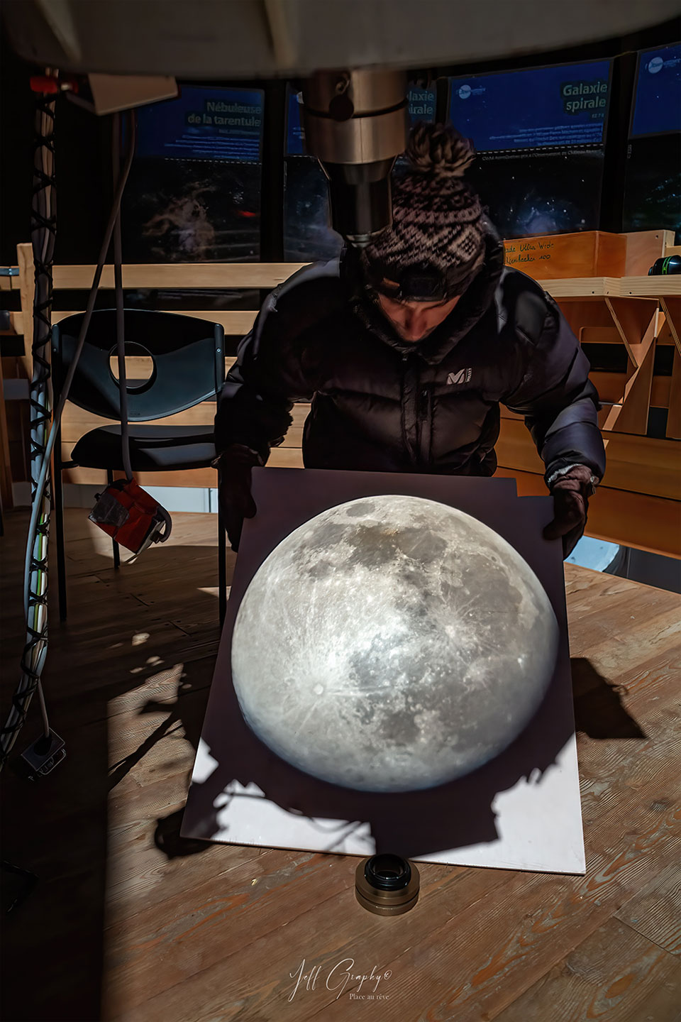 The featured image shows a direction projection of the last 
full moon through the optics of a mid-sized telescope high in 
the French Alps. 
Please see the explanation for more detailed information.